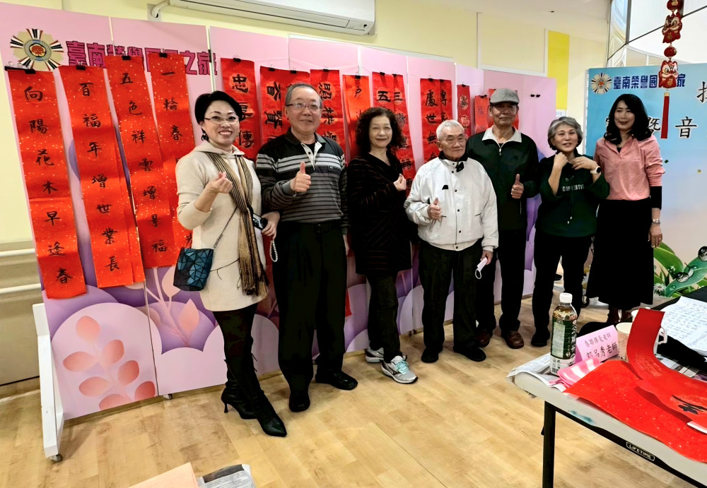 墨香傳福揮毫迎新春 樂韻暖心飄揚家區 
