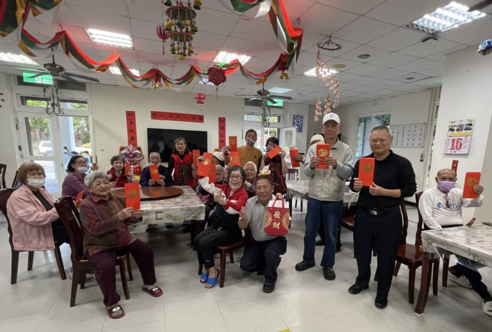 花蓮榮家除夕紅包傳情 讓長輩摸到實實在在幸福