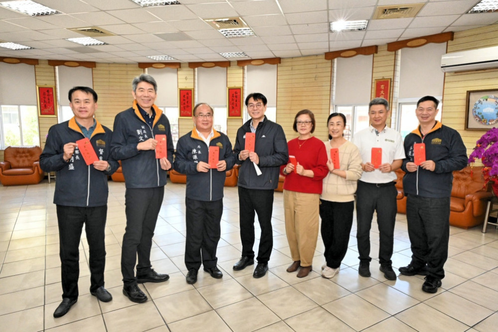 喜迎新春治安不打烊　竹市警局長慰問送新春紅包感謝與祝福第一線員警