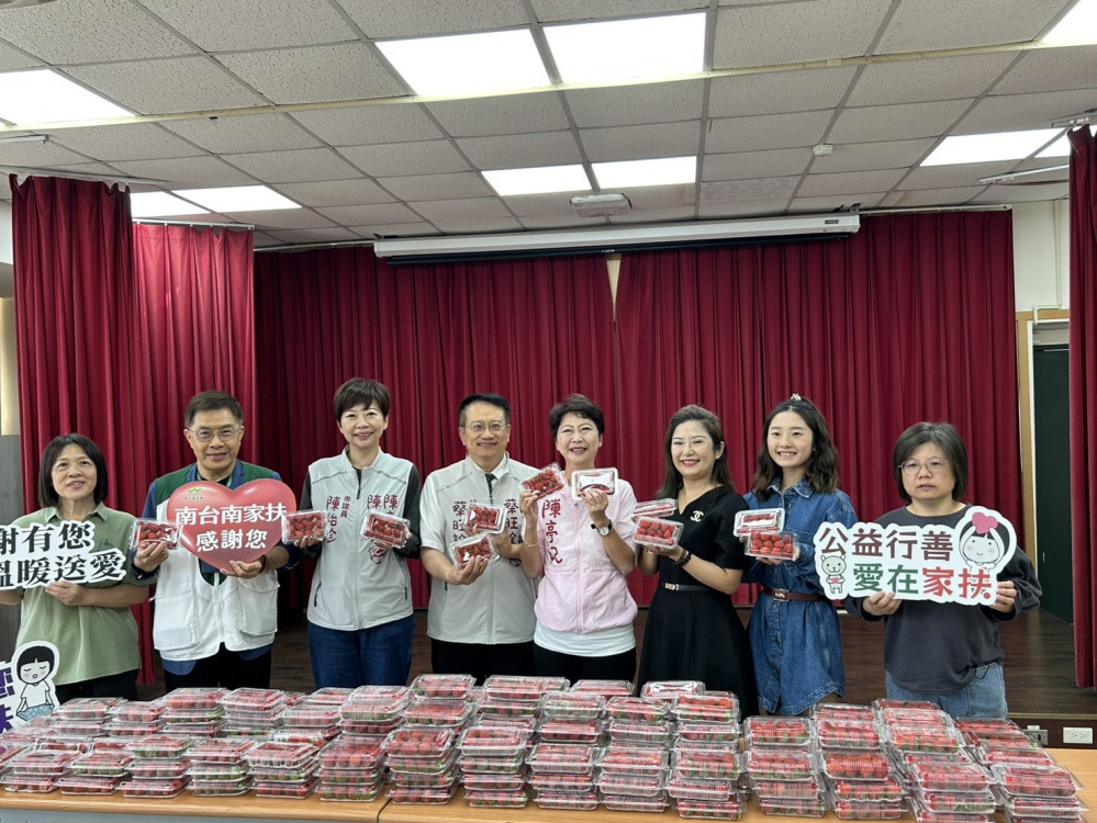 草莓季尾聲送溫暖 立法委員陳亭妃聯手民間捐 250 盒草莓 讓弱勢學子莓開眼笑