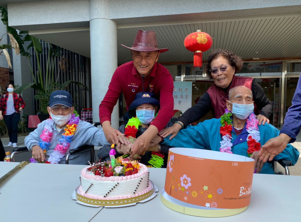 馬年同歡迎新歲 臺南榮家新春團拜暨2月慶生溫馨登場