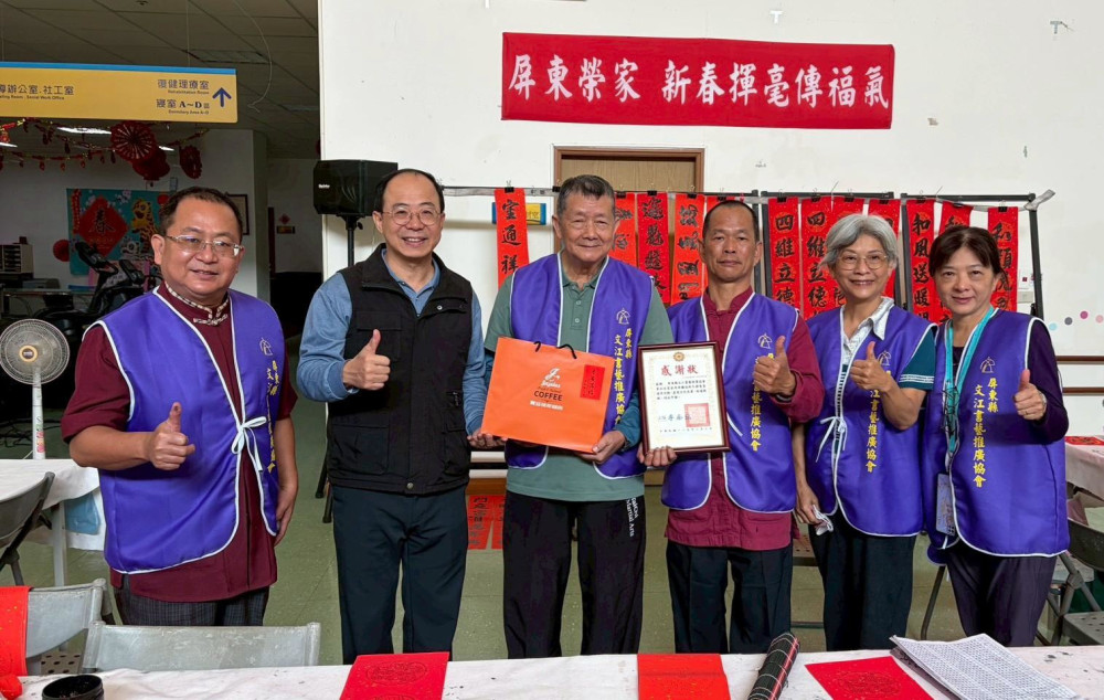 屏東榮家墨香傳情！老幼共融揮毫賀新春