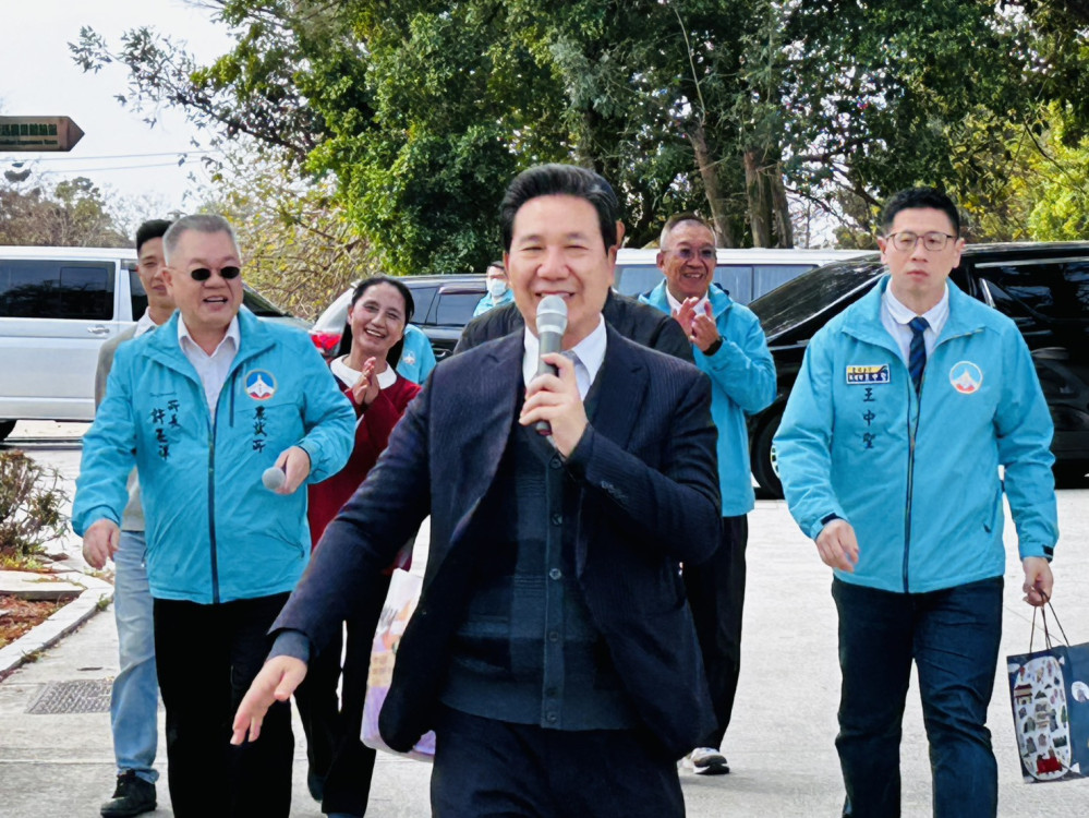 初一走訪農林漁牧4所 陳福海向鄉親拜年