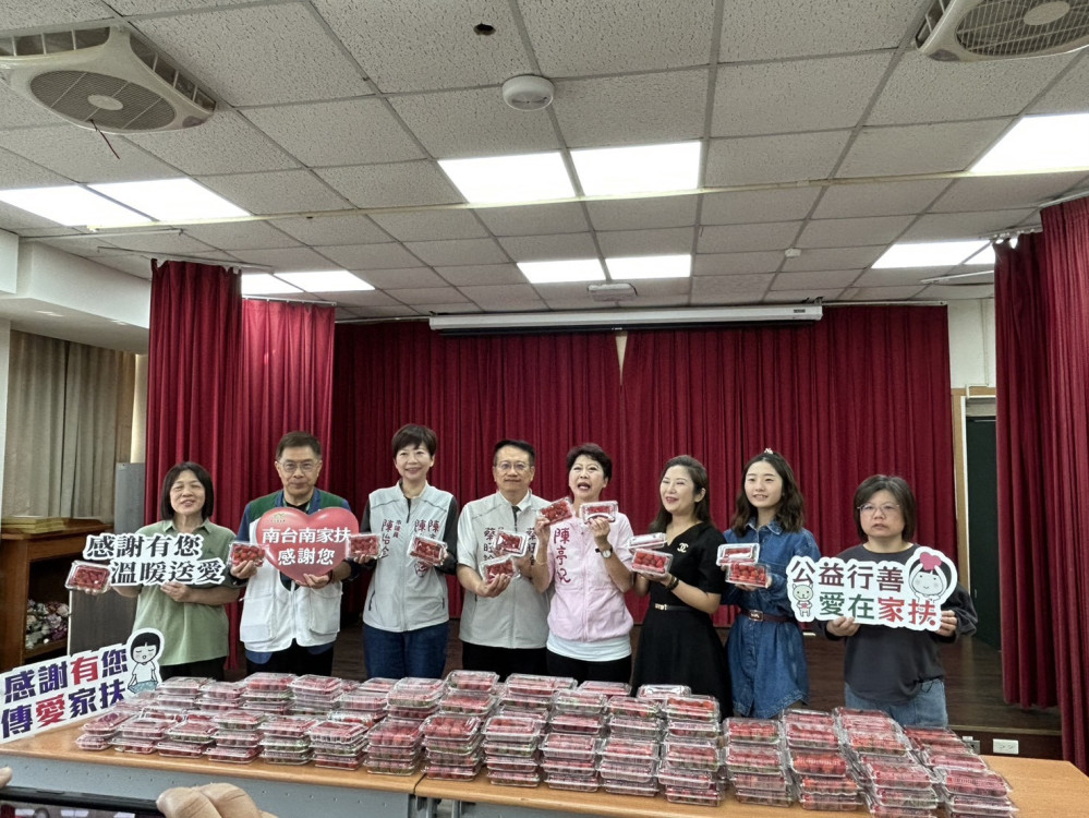 草莓季尾聲送溫暖 立法委員陳亭妃聯手民間捐 250 盒草莓 讓弱勢學子莓開眼笑
