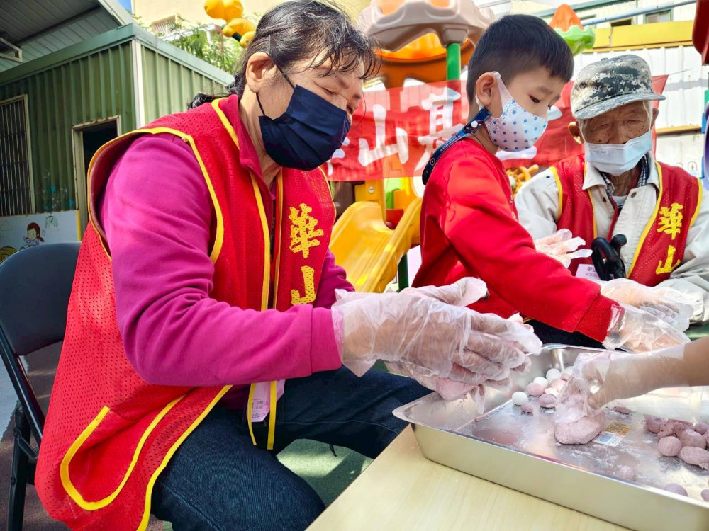 溫暖過年不孤單！華山基金會攜幼兒園辦茶會慰問三失長輩