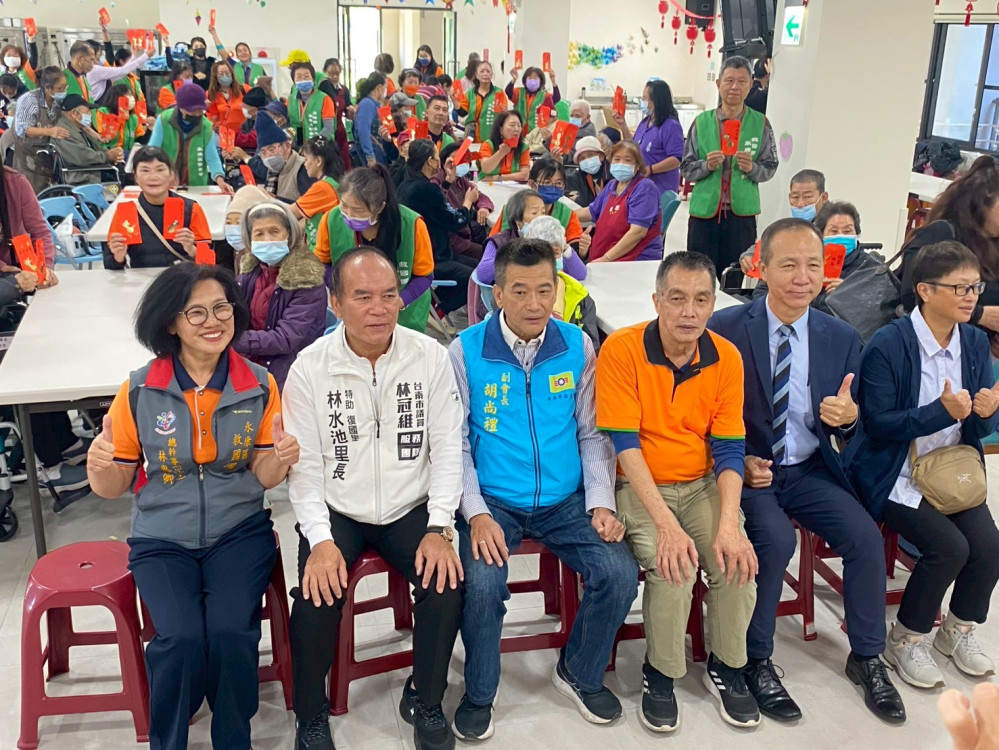 臺南榮家攜手永康志工陪伴失智長輩 禪繞拓印迎新春