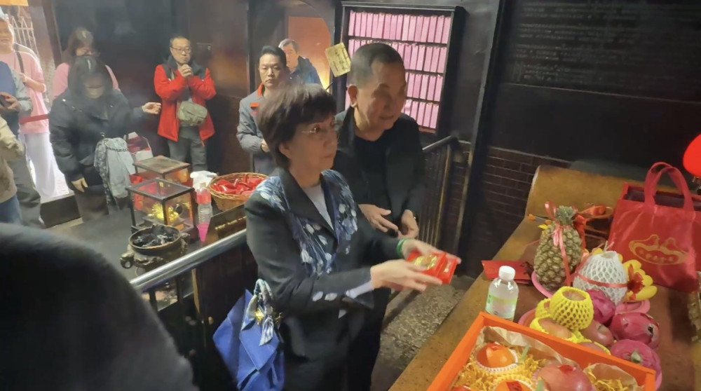 鴻海「錢媽媽」率事業群 赴紫南宮參拜