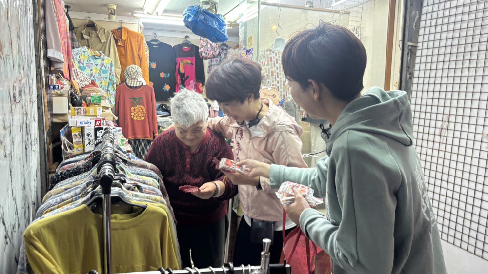 立法委員陳亭妃攜陳怡珍快閃東菜市、水仙宮市場 民眾擊掌送祝福