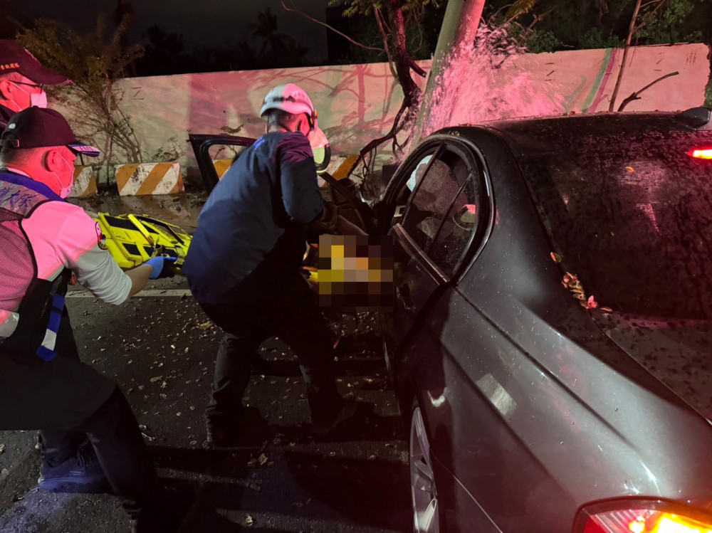 燕巢BMW自撞消防栓釀1死2傷  岡山分局籲減速慢行