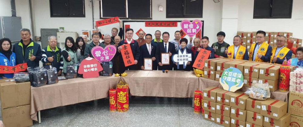 愛心匯聚仁德！企業捐贈年菜發熱衣，志工到宅服務，溫暖弱勢族群過新春