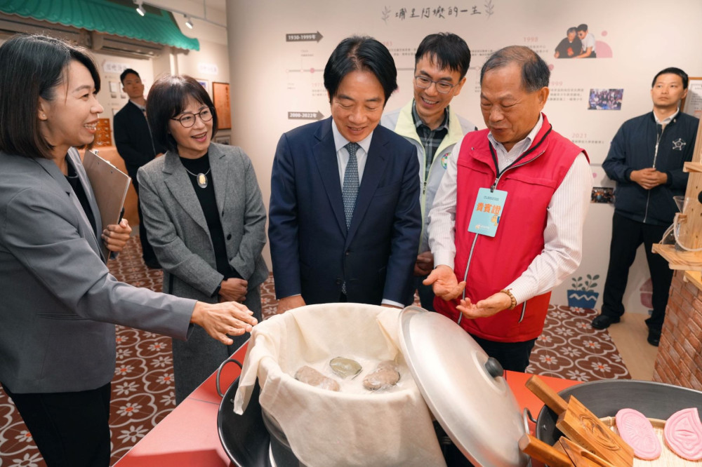 總統出席陳綢阿嬤基金會更名揭牌 故事館開幕