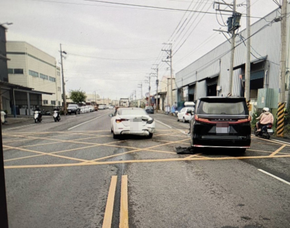 白色自小客左轉遭追撞  岡山分局籲駕駛保持警覺
