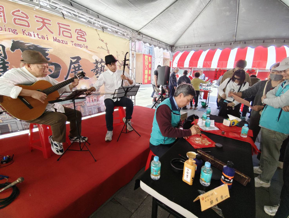 安平媽祖前墨香傳情！開台天后宮連辦6年 寫春聯品好茶吸引千人朝聖