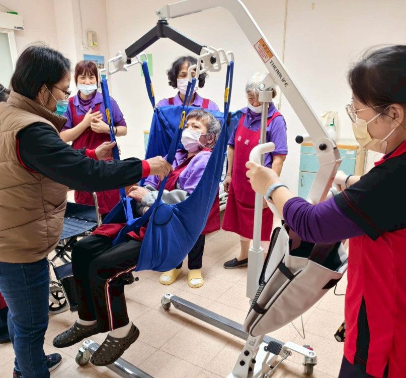 打造安全友善照護環境 白河榮家導入新型移位輔助