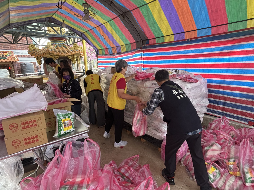 天公生送暖！南區無極紫鑾殿發送平安米 助弱勢過好年