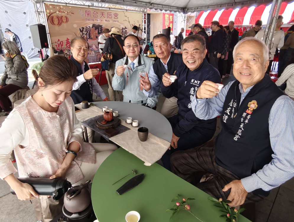 安平媽祖前墨香傳情！開台天后宮連辦6年 寫春聯品好茶吸引千人朝聖
