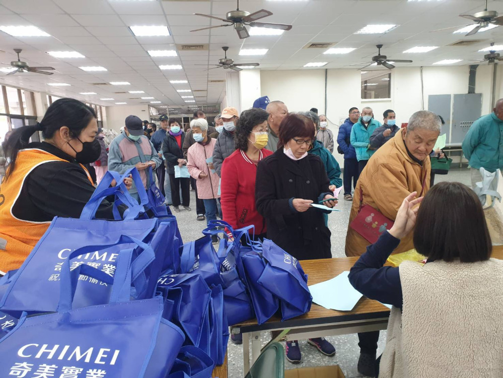 愛心匯聚仁德！企業捐贈年菜發熱衣，志工到宅服務，溫暖弱勢族群過新春