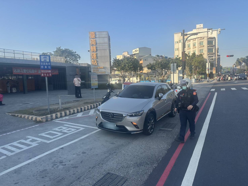 春節連假前車潮湧現 南警「快速到位」即時疏導排除壅塞