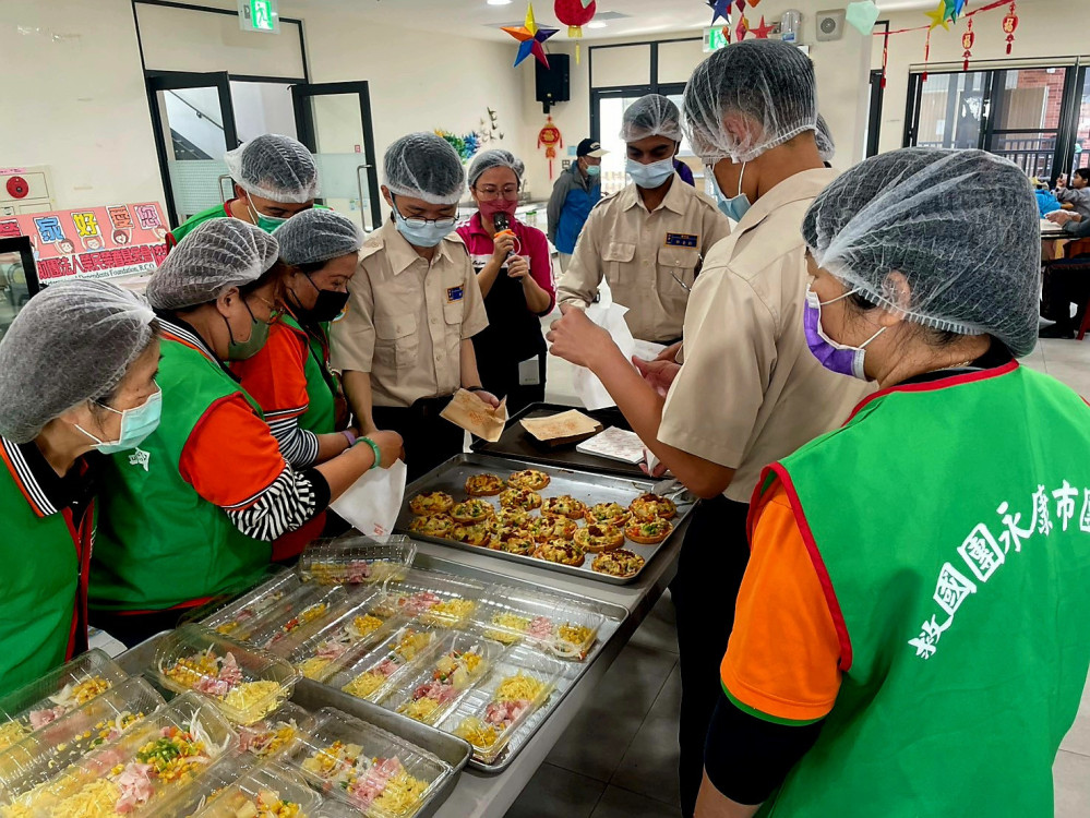 臺南榮家小年夜烤披薩 幸福團圓暖滿家　