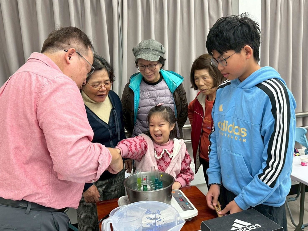 首場青銀共學實驗課獲好評！樂齡示範新教室啟用學健康