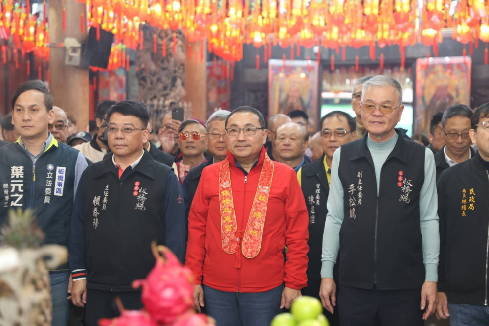侯友宜大年初一參拜祈福　發送「馬祥厚運」小福袋迎新