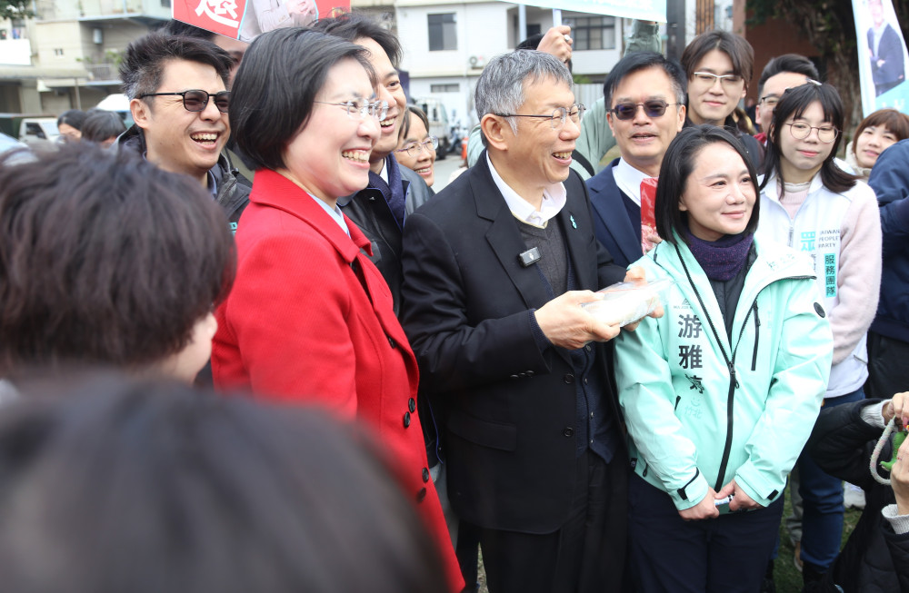 徐欣瑩竹北天后宮掃街　「同框」柯文哲熱獲支持者高呼藍白合、熊馬吉！