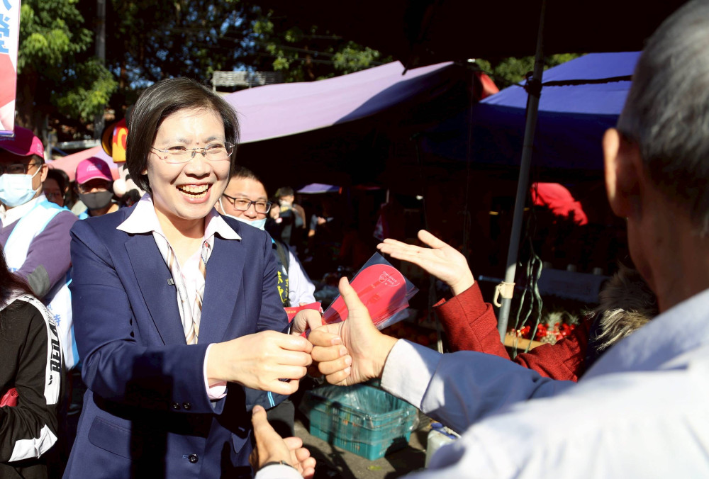 鄉親高喊「客家人挺客家妹」　徐欣瑩小年夜竹東市場拜早年發紅包袋