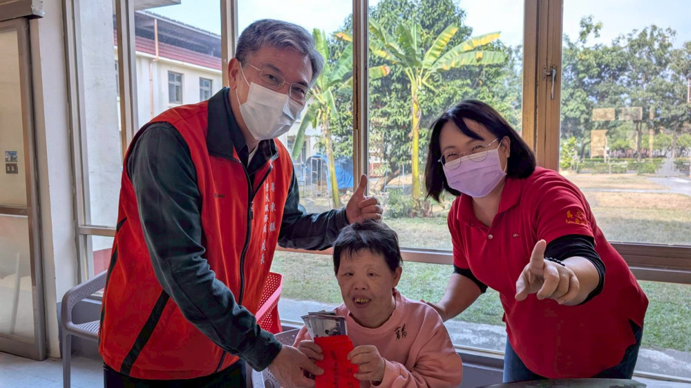 屏東榮服處偏鄉春節送暖 關懷養護機構內住榮民眷