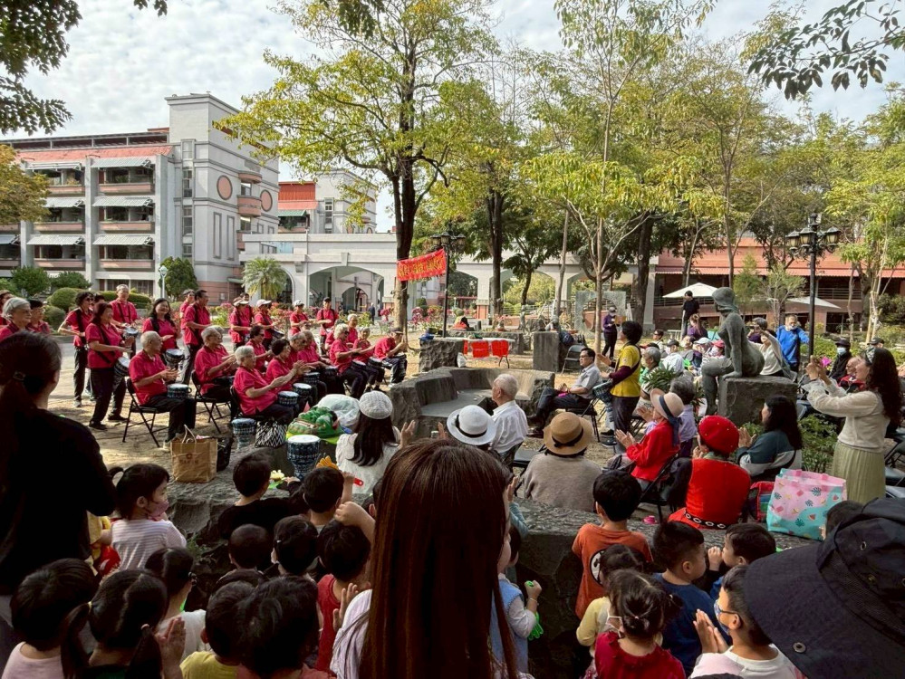榮家結合臺南樂透歌友會獻藝鬧元宵 住民長輩歡樂滿堂