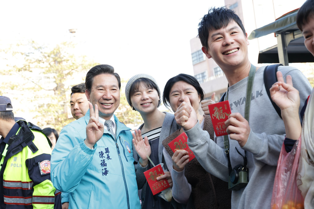 陳福海年前視察傳統市場  與攤商民眾熱情互動