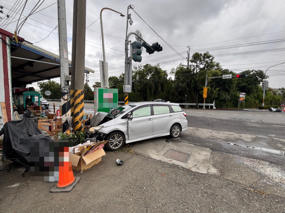 女駕駛疑未注意車前釀禍  岡山警迅速到場協助排除
