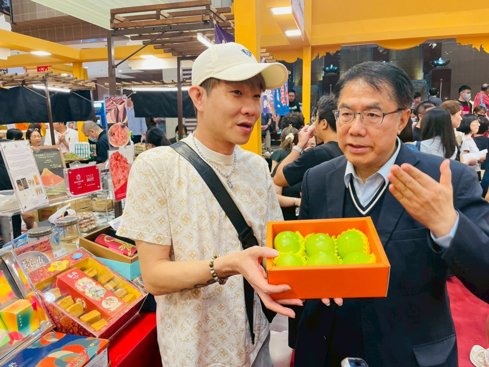 台南市長 黃偉哲親赴新加坡推廣 台南蜜棗每日開市即被搶購一空