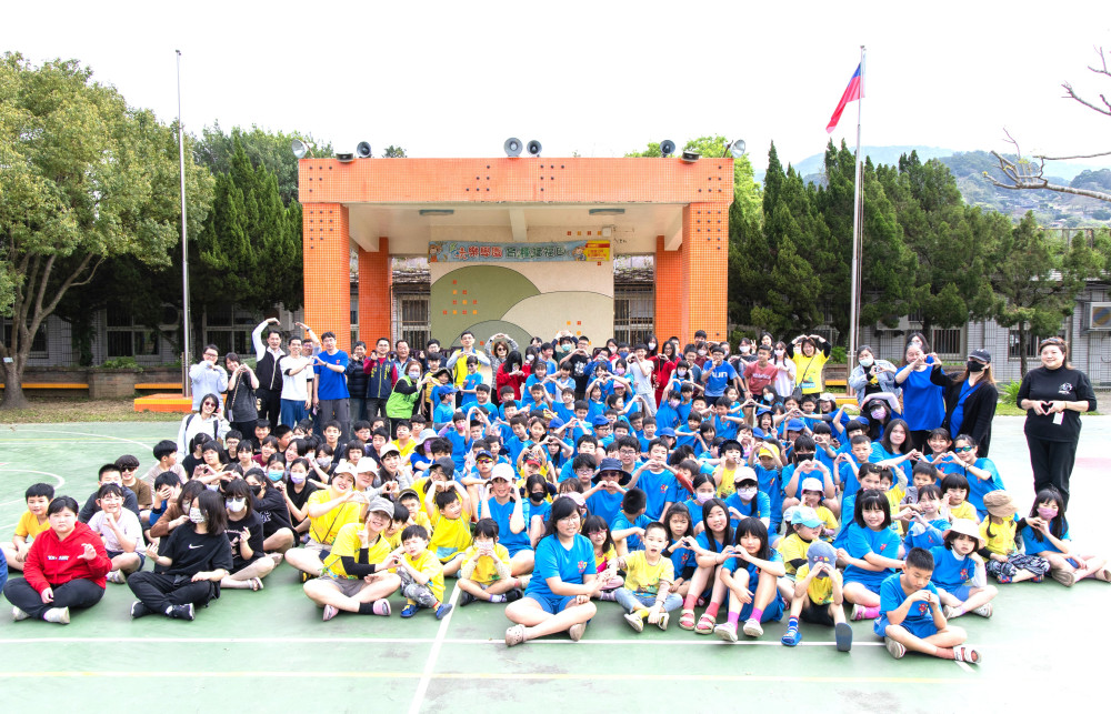 赤腳走進八里最後水田！四校聯手「童稻樂插秧」把課本搬到田裡