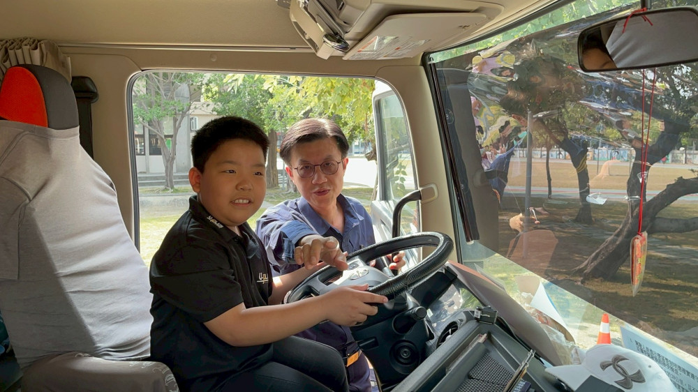 宣導執法雙管齊下  前鎮警分局長率隊進入校園實境教學