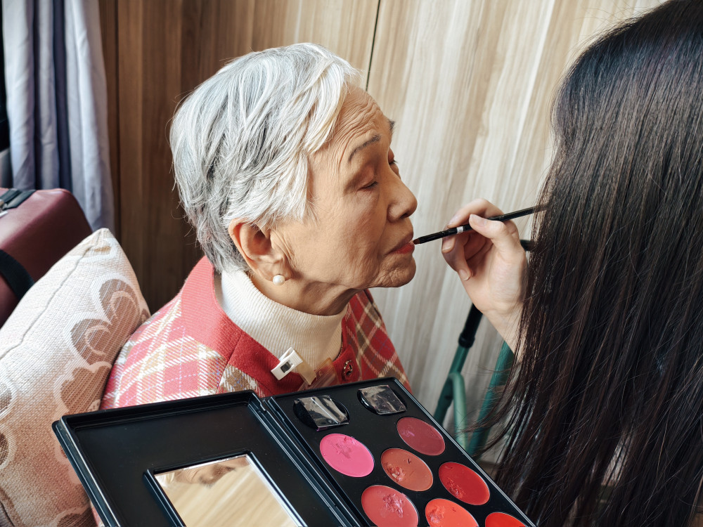 高榮樂齡日照中心攜手樹人醫專　銀髮美容秀展自信風采