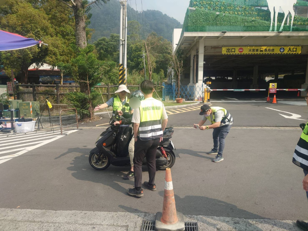 集集警與環保局突擊台21甲線 聯合攔查改裝噪音車