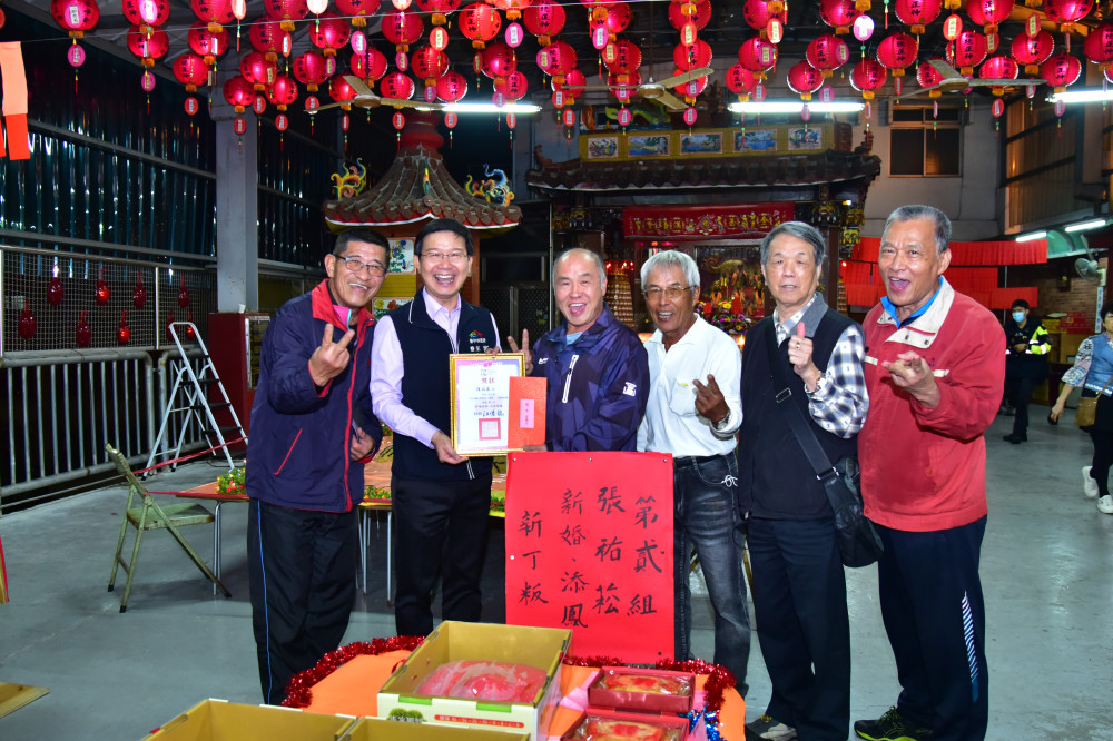 鬪粄慶添丁！東勢新丁粄節宮廟擲筊祈福 驚見136斤大紅粄