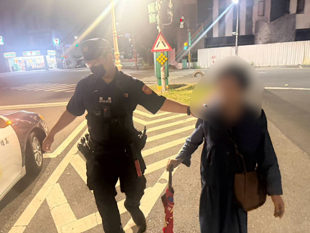 凌晨街頭見迷途婦   小港警民接力守護重逢家人