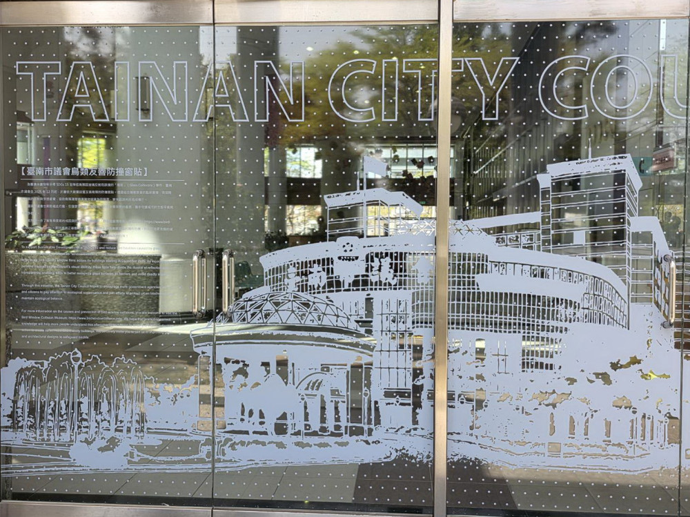 台南市議會響應 SDGs，設防撞窗貼護鳥類安全