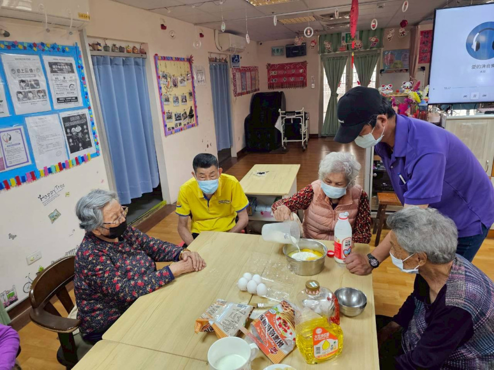 彰榮日照長輩化身點心大師 創意鮮果鬆餅健康美味加分