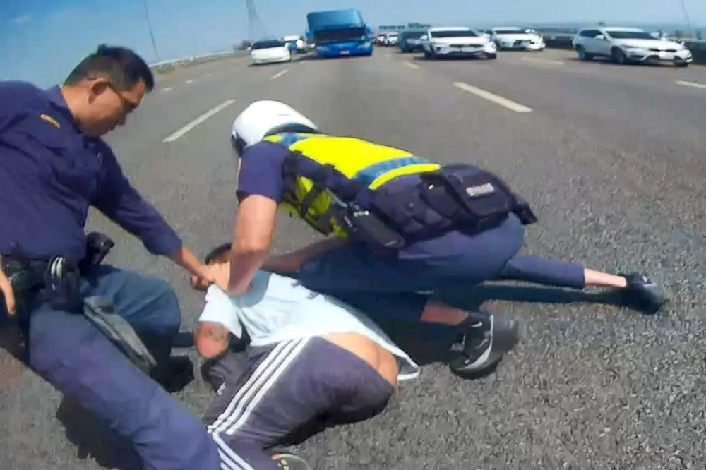 毒駕、拒檢衝撞警車   草屯、埔里雙警國道攔截逮捕