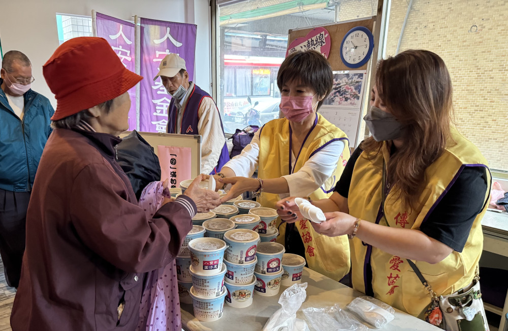 人安基金會台南平安站元宵送暖 情暖弱勢