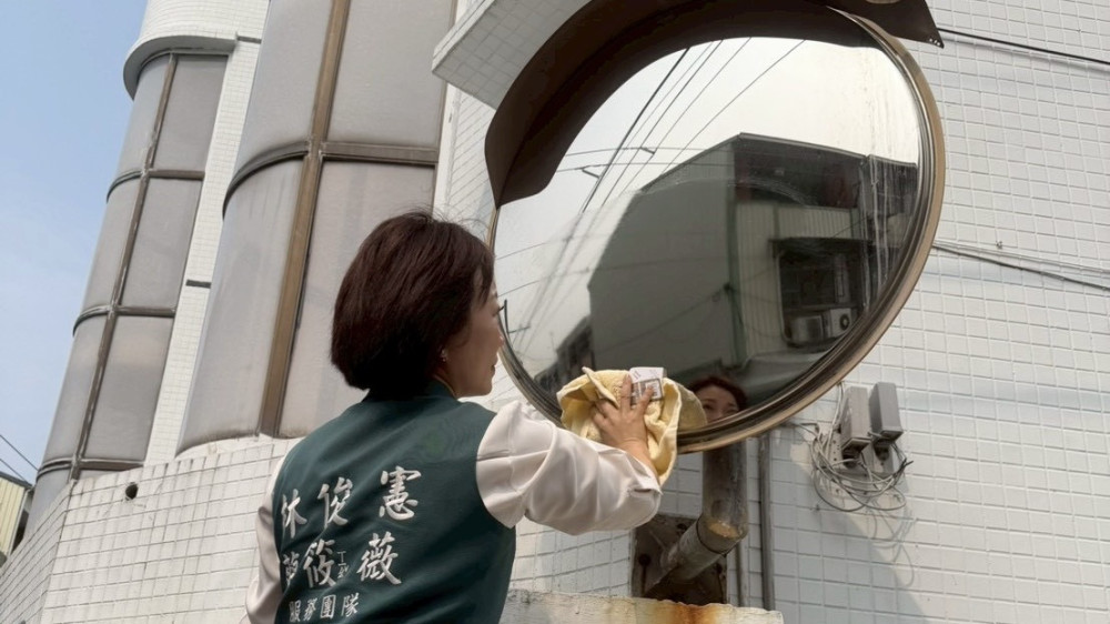 擦亮安全視角！蔡筱薇攜手成功青商與大智里，發起社區反光鏡清潔行動