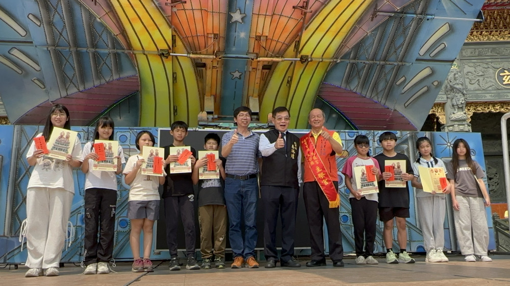 千名學子齊聚大臺南凌霄寶殿！副市長姜淋煌頒獎學金，過狀元橋祈智慧