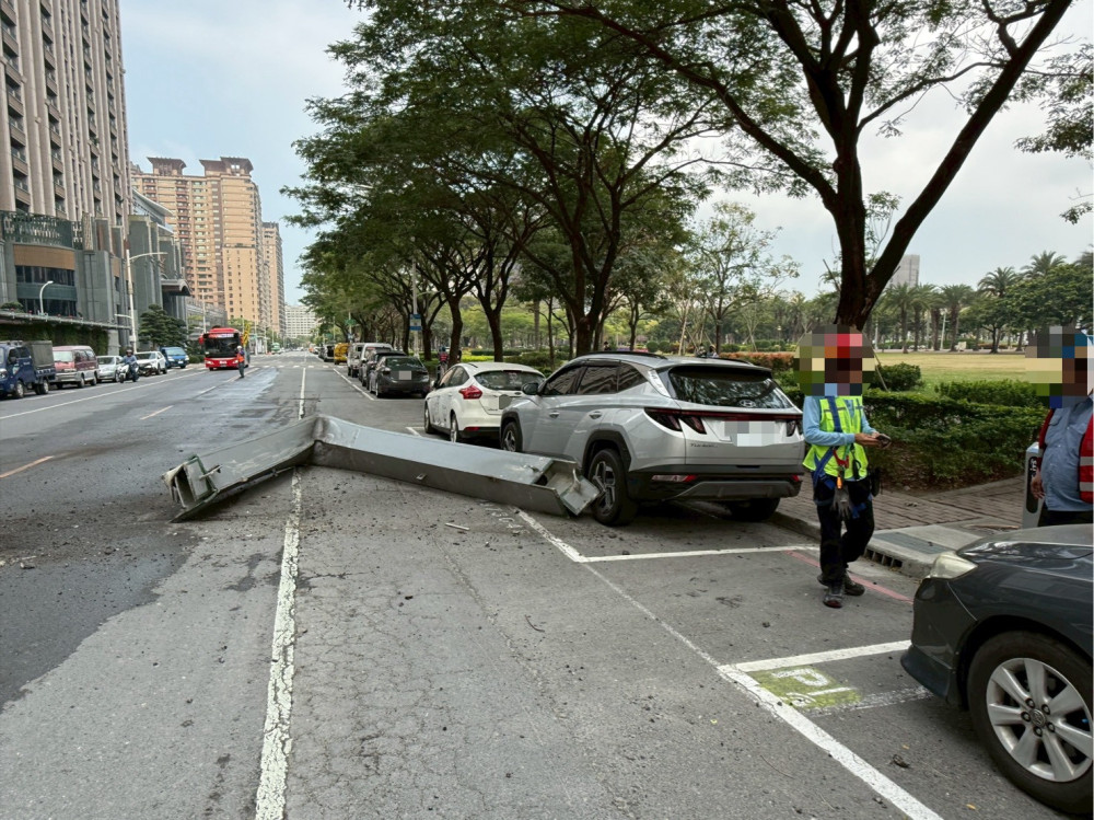 神農路建築工地鋼筋墜落砸2車  鼓山警火速馳援