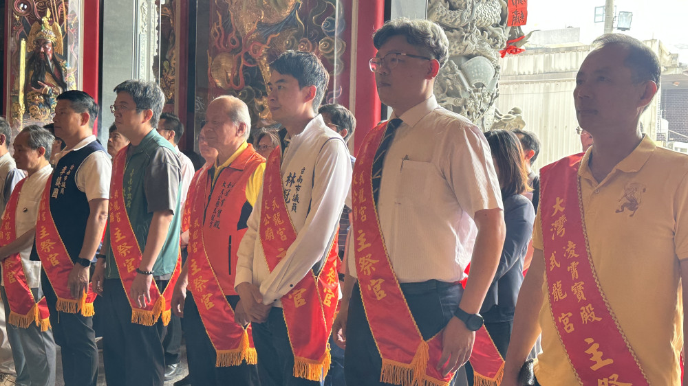 千名學子齊聚大臺南凌霄寶殿！副市長姜淋煌頒獎學金，過狀元橋祈智慧