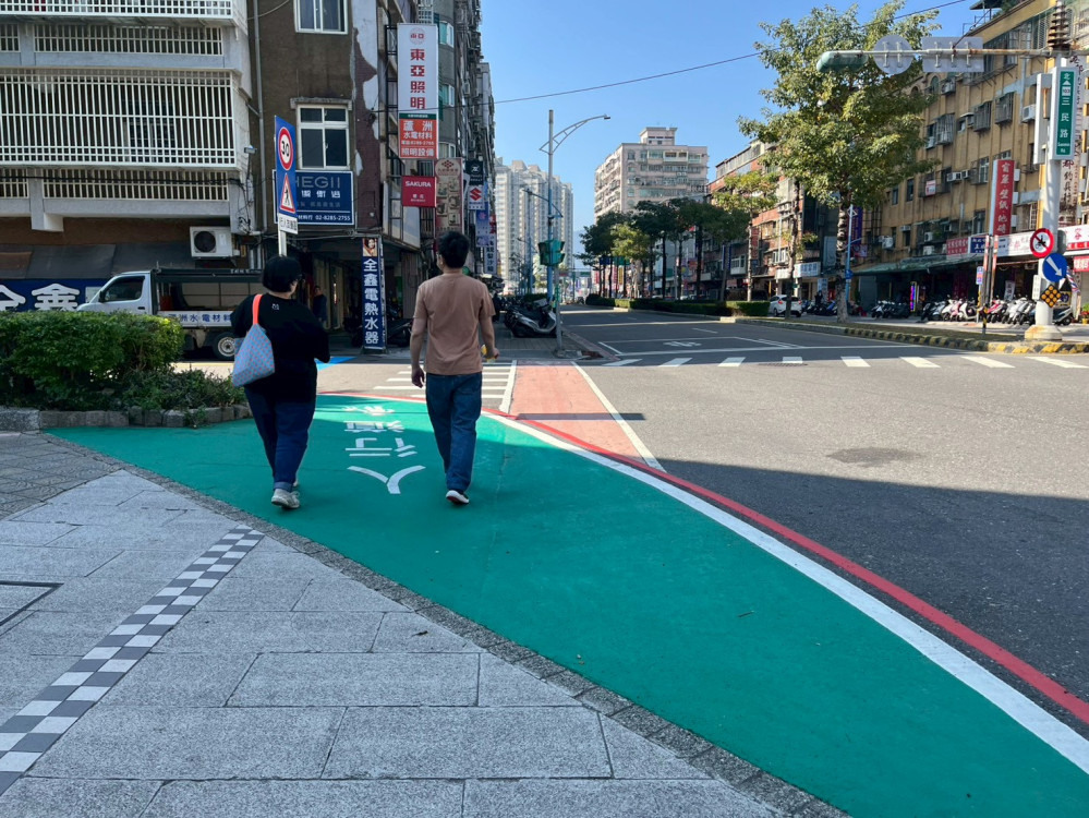 新北改善蘆洲空大、蘆洲國小交通環境　「行人友善區」步行更安心