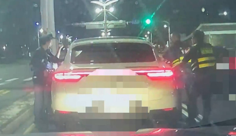 保時捷男酒醉路中昏睡見警竟撞車拒檢  前鎮警強勢逮捕