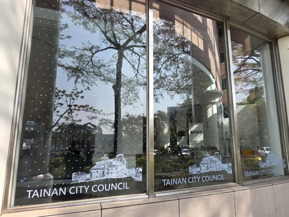 台南市議會響應 SDGs，設防撞窗貼護鳥類安全