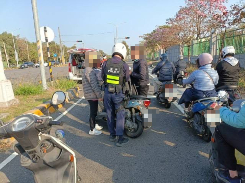 橋頭成功北路連環追撞  岡山警到場疏導並釐清肇責